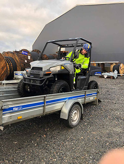 Man kör upp en liten truck på ett släp.