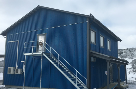 Ert blått modulhus för bgýggarbetare i Svappavaara.